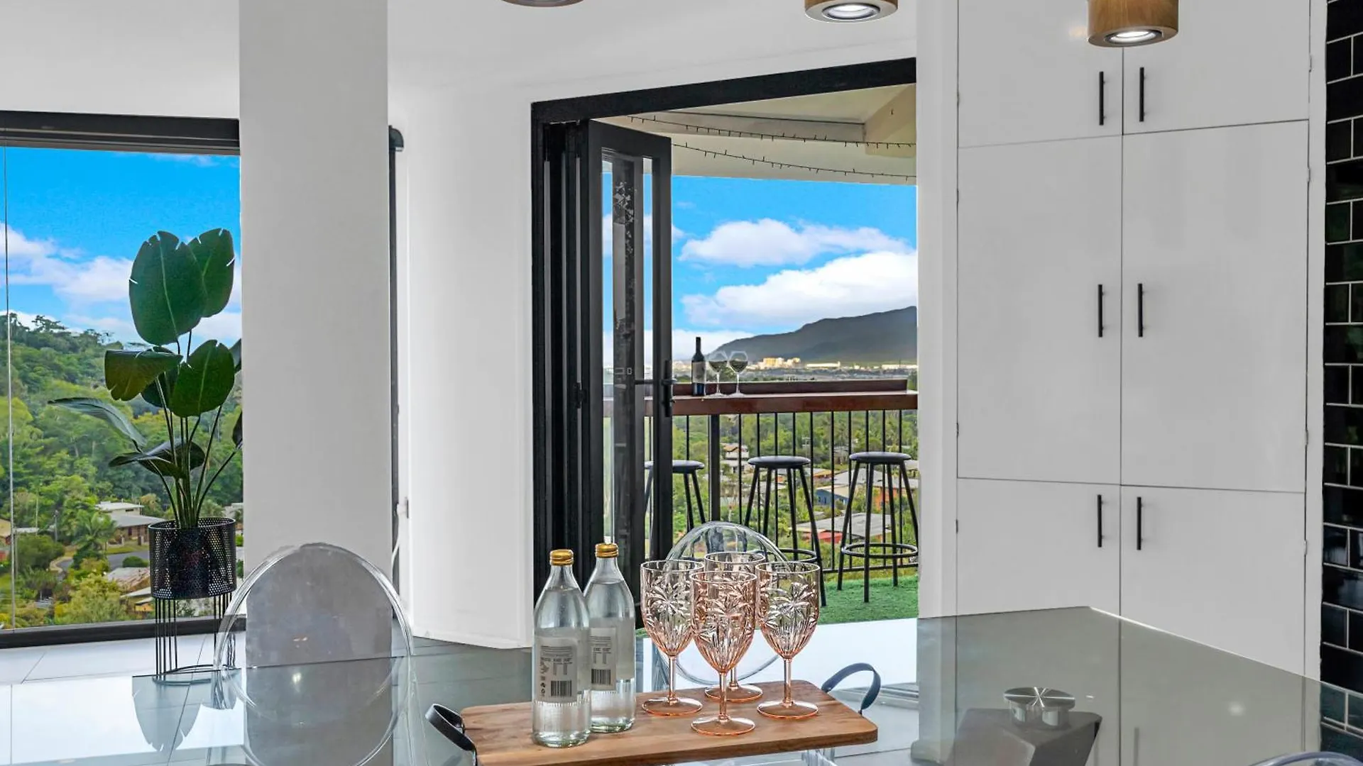 Apartament Sky High - Peaceful Jacuzzi Panorama Bayview Heights